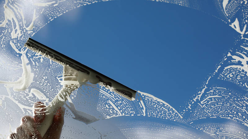 3 Big Reasons to Hire a Commercial Window Washing Company