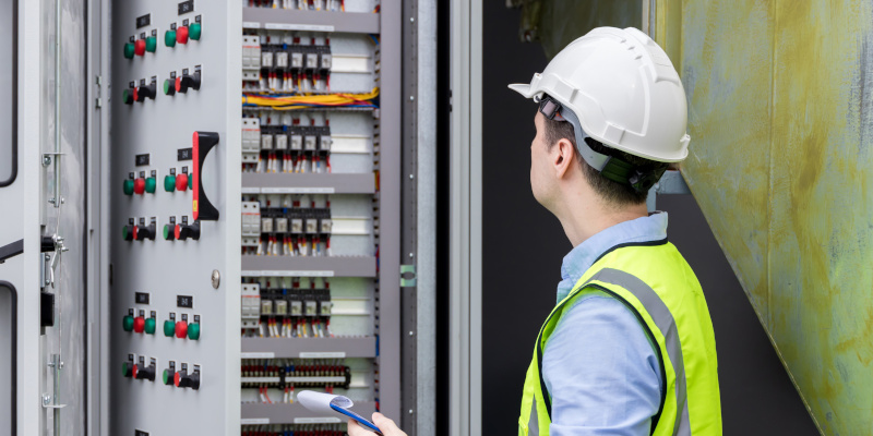 4 Big Signs You Should Call a Commercial Electrician